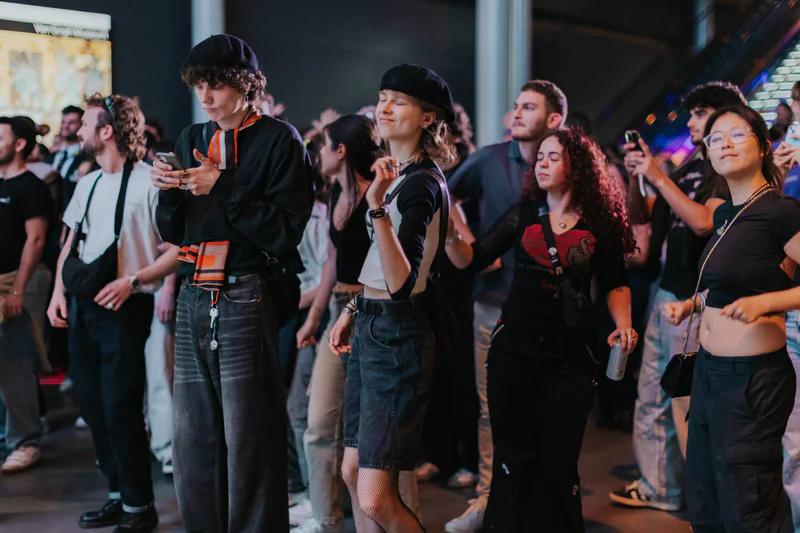 Dansen in het Van Gogh Museum tijdens Vincent op Vrijdag. Foto Alicia Karsonopoero